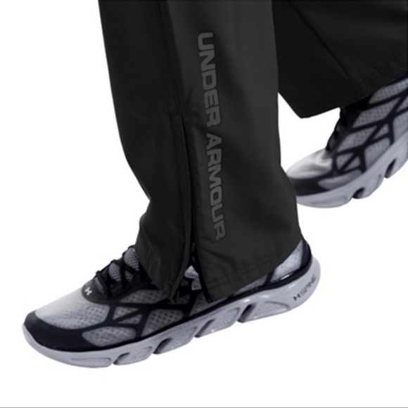 Under Armour Men's Size M Color Black With Reflective Silver Printing NWOT - Picture 2 of 8